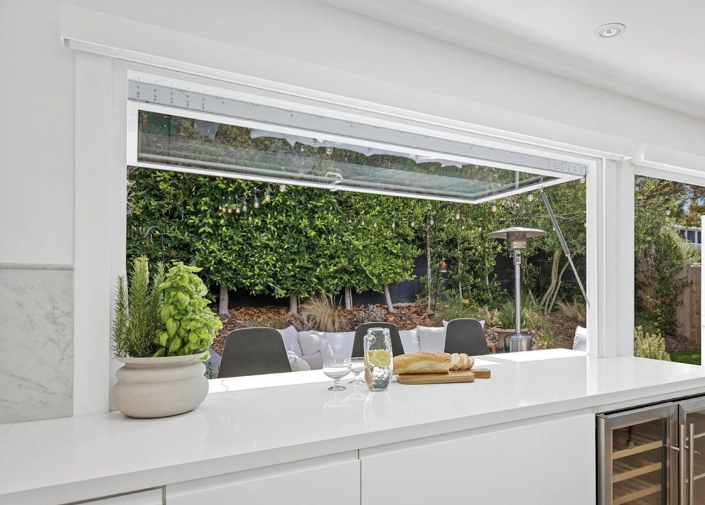 Gravity Strut Window