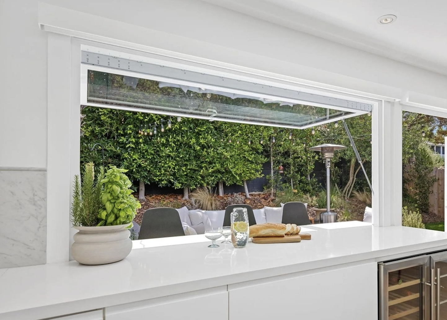 Gravity Strut Window